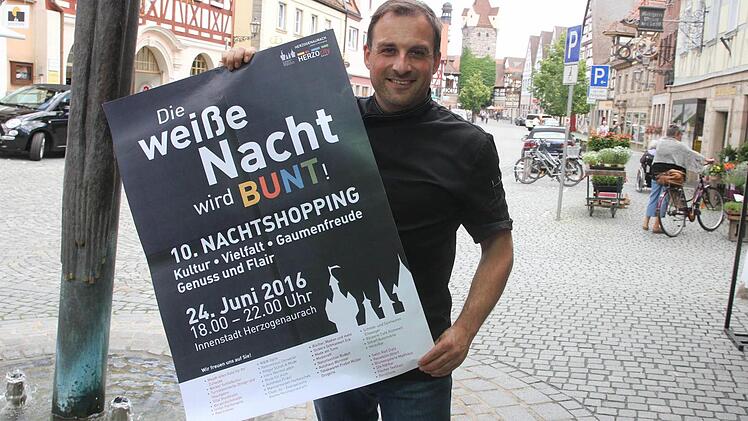 Heiko Dilger, der Vorsitzende der F&ouml;rder- und Werbegemeinschaft, mit dem Plakat zur Veranstaltung Foto: Richard S&auml;nger