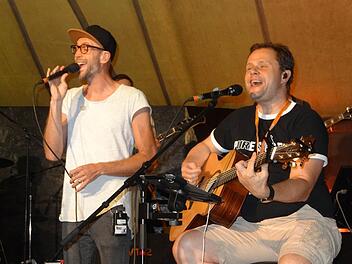 Mit einer starken Botschaft berührte Arne Kopfermann (Gitarre) die Herzen der Menschen im Missio-Camp. Begleitet wurde er unter anderem von Daniel Harter (links).  Foto: Marion Eckert