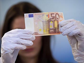 Mit einem falschen 50-Euro-Schein hat ein 19-Jähriger in Nürnberg versucht, seinen Einkauf zu bezahlen. Foto: Sven Hoppe/dpa