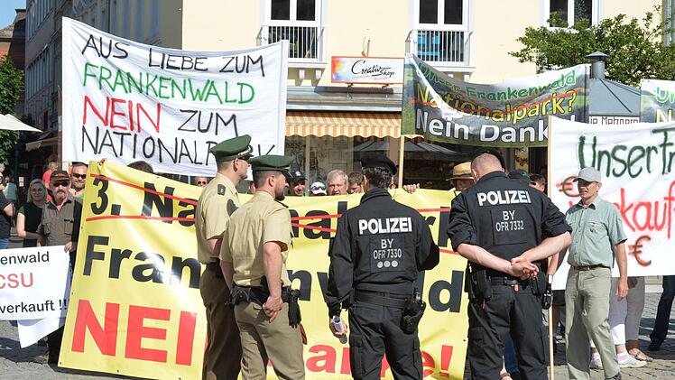 Demonstration gegen einen Nationalpark Frankenwald auf dem Kulmbacher Marktplatz Foto: Ronald Rinklef