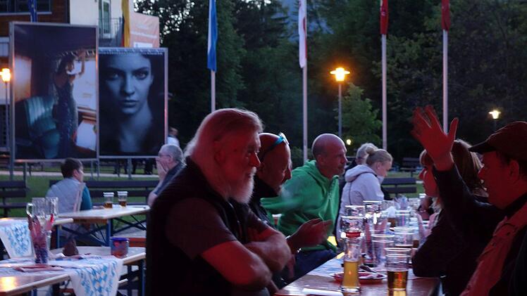 Der Biergarten im Kurpark bietet den Besuchern des Fotogipfels die M&ouml;glichkeit zum allabendlichen Austausch, im Hintergrund die Ausstellung "Grenzenlos" von Konrad Schmidt. Foto: Pascale Ferry