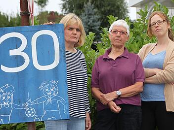 Andrea Leß, Vera Heim und Nicola Heim kämpfen dafür, dass die Tempo-30-Zone besser beschildert wird. Foto: Ulrike Müller