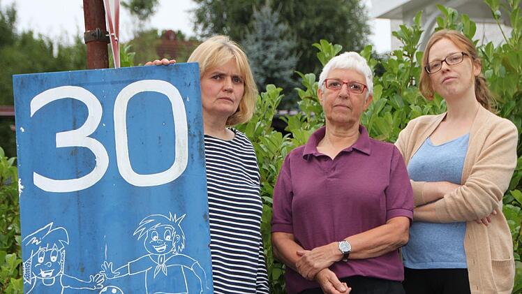 Andrea Leß, Vera Heim und Nicola Heim kämpfen dafür, dass die Tempo-30-Zone besser beschildert wird. Foto: Ulrike Müller