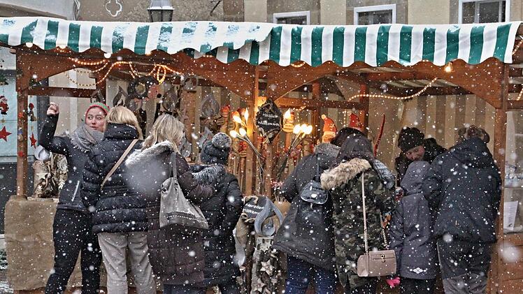 Ein Selfi, wie bei der jungen Dame links geht trotz Schneefall immer!Helmut Will