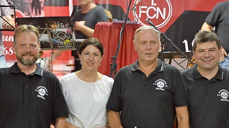 Vor 50 Jahren hat Harald Wagner (zweiter von rechts) den Fanclub mitgegr&uuml;ndet, hier mit Schriftf&uuml;hrer Michael Wagner (links), Angela Hofmann und Erstem Vorsitzenden Frank Wich. Fotos: Jana Kowalski