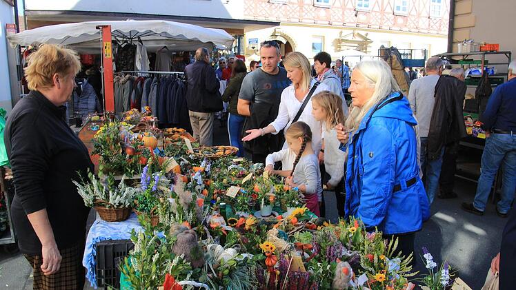 Ganz bunt: Blumen und Gestecke wurden auch angeboten.