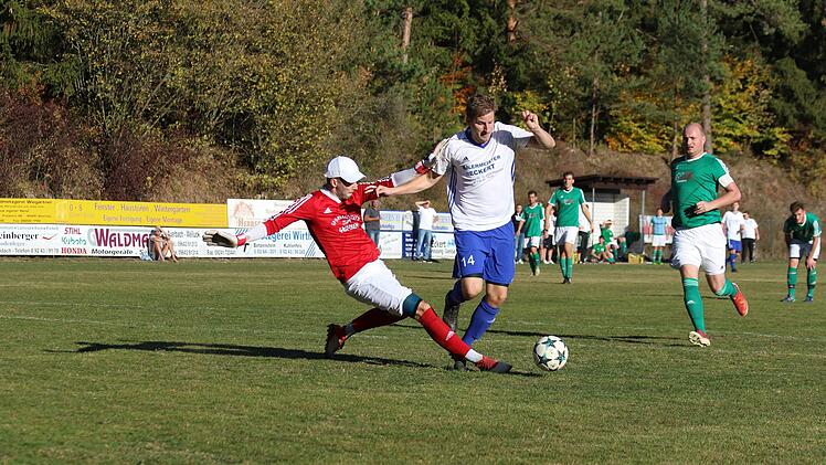 Pottensteins Torwart Thorsten Mager bringt Christopher Schraml zu Fall. Den Elfmeter zum 2:0 verwandelte Tobias Dahl. Foto: Uwe Kellner