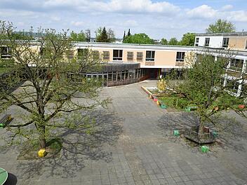 Die alten Gebäude des Dientzenhofer-Gymnasiums haben in ein paar Jahren voraussichtlich ausgedient. Ein Neubau soll her. Ist er auch machbar?Foto: Ronald Rinklef
