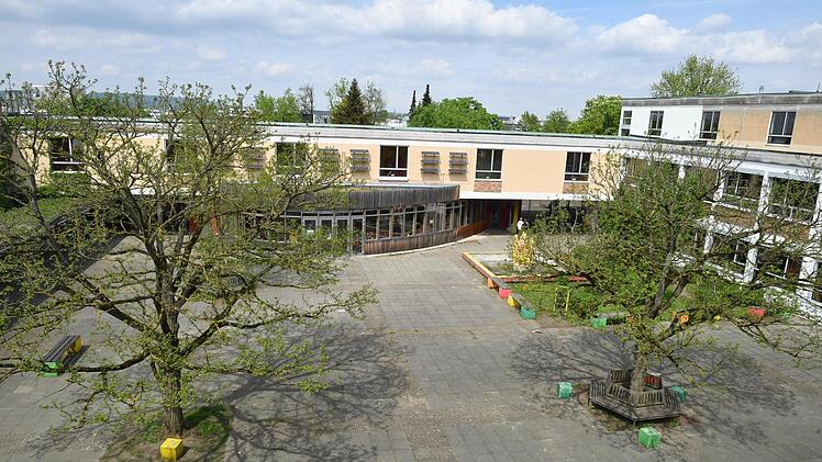 Die alten Gebäude des Dientzenhofer-Gymnasiums haben in ein paar Jahren voraussichtlich ausgedient. Ein Neubau soll her. Ist er auch machbar?Foto: Ronald Rinklef