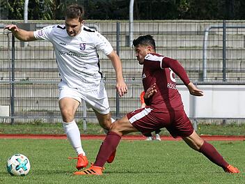Maximilian Vetter (links) rückt gegen den FC Lichtenfels wieder in die Innenverteidigung, noch ist aber unklar, wer neben ihm spielt. sportpress