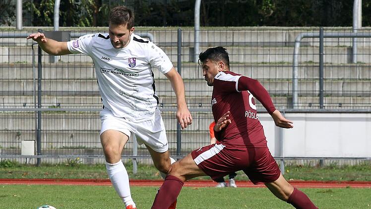 Maximilian Vetter (links) rückt gegen den FC Lichtenfels wieder in die Innenverteidigung, noch ist aber unklar, wer neben ihm spielt. sportpress