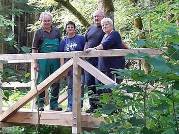 Gerhard Lauterbach, Nicole und Karl-Heinz Schicker sowie Margitta Hieke auf der neuen Rehbachbrücke in der Großrehmühle Foto: Klaus-Peter Wuld