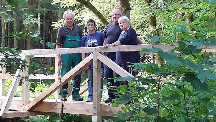 Gerhard Lauterbach, Nicole und Karl-Heinz Schicker sowie Margitta Hieke auf der neuen Rehbachbrücke in der Großrehmühle Foto: Klaus-Peter Wuld