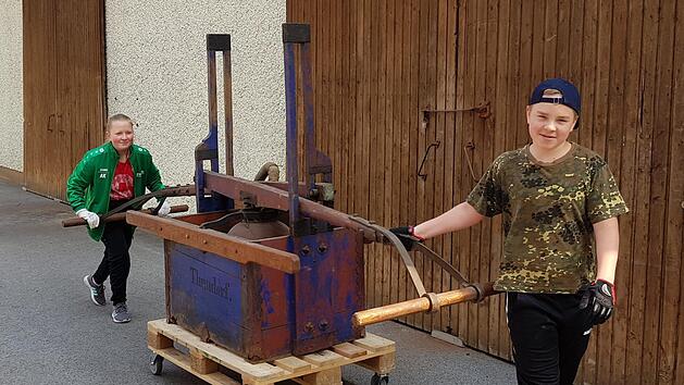 Die Kinderfeuerwehr ist in Aktion. Foto: Philipp Bauernschubert
