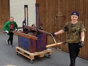 Die Kinderfeuerwehr ist in Aktion. Foto: Philipp Bauernschubert