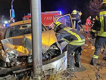 Eines der beiden beteiligten Autos prallte nach dem Zusammenstoß auf der Kreuzung gegen einen Masten.