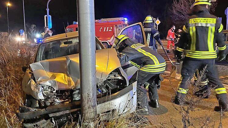 Eines der beiden beteiligten Autos prallte nach dem Zusammenstoß auf der Kreuzung gegen einen Masten.