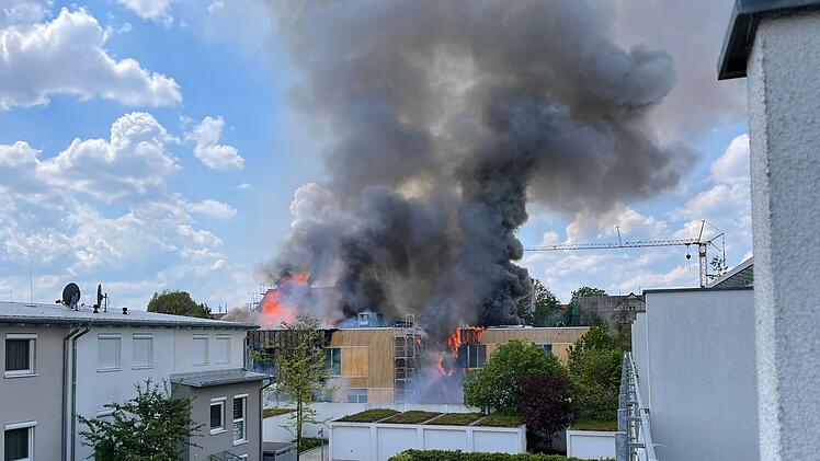 Nürnberg: Flammen schlagen aus Gebäude - Feuer in Nürnberger Kinderhort