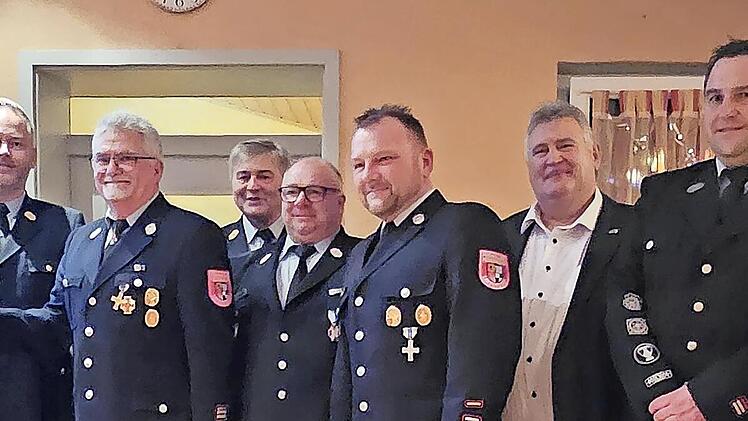 Die Ehrung von Klaus Weigl mit der Verleihung des Bayerischen Feuerwehrehrenkreuzes in Gold durch den Ehren-KBR Stefan Härtlein.
