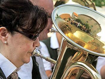 Das historische Schreinersch-Haus in Machtilshausen spiegelte sich im Glanz der Musik. Im Bild: Elke Büttner spielte das Euphonium. Fotos: Gerd Schaar