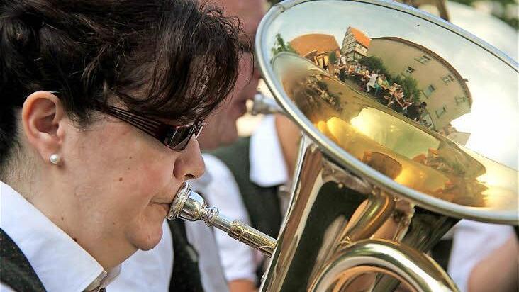 Das historische Schreinersch-Haus in Machtilshausen spiegelte sich im Glanz der Musik. Im Bild: Elke Büttner spielte das Euphonium. Fotos: Gerd Schaar