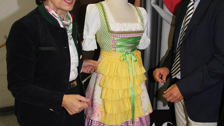Magisch angezogen von dem bunten Dirndl wurde Staatsministerin Emilia Müller bei ihrem Rundgang. Vor allem die Schürze hatte es der Staatsministerin angetan.