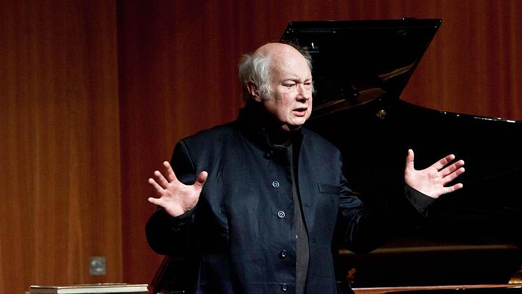 Gestenreich: Michael Leslie bei seinem Gastspiel im Coburger Kongresshaus.Foto: Jochen Berger