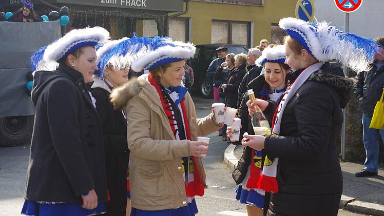 Die Prinzengarde schenkt Sekt aus.