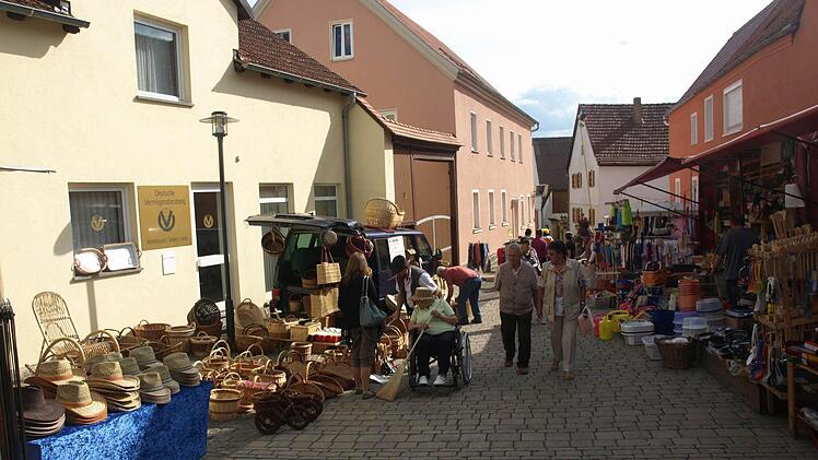 Pfingstsonntag ist in Ebenhausen seit vielen Jahren Markttag. Seit einigen Jahren ist der Pfingstsamstag kein Markttag mehr. Stattdessen gibt es ein Dorffest, das allerdings nicht den erhofften Erfolg bringt. Foto: Stefan Geiger/Archiv
