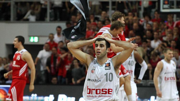 Die Brose Baskets verlieren den Krimi gegen die Bayern mit 75:76 und damit auch das Rennen um den ersten Platz. Foto: sportpress