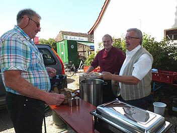 Georg Römer (r.) und Metzger Manuel Vogel (Mitte) bedienten die Gäste. Fotos: Manfred Welker