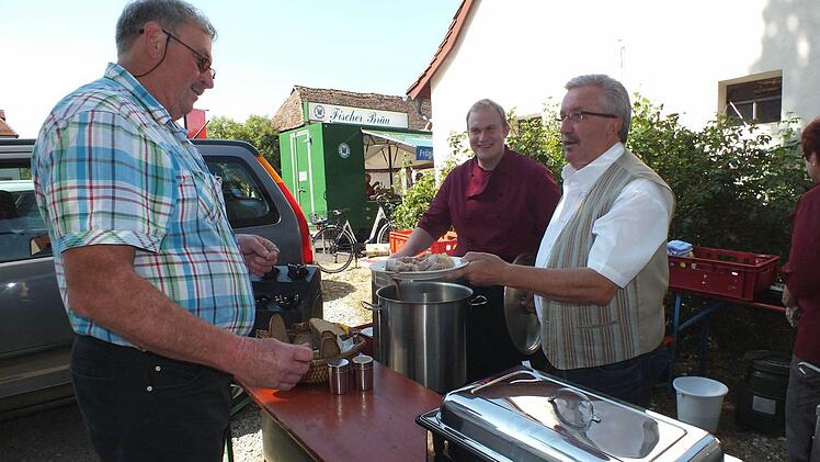 Georg Römer (r.) und Metzger Manuel Vogel (Mitte) bedienten die Gäste. Fotos: Manfred Welker