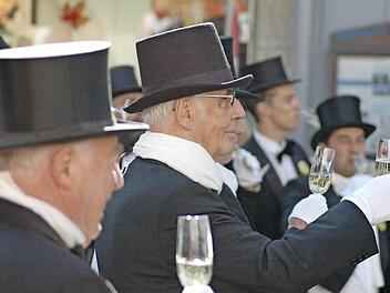 Die Mitglieder der Tätsch´r sind stolz auf ihre Tradition und stoßen auf ihr Jubiläum und auf das neue Emblem am Zunftbaum an.Foto: S. Schmitt-Mathea