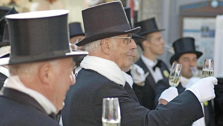 Die Mitglieder der Tätsch´r sind stolz auf ihre Tradition und stoßen auf ihr Jubiläum und auf das neue Emblem am Zunftbaum an.Foto: S. Schmitt-Mathea