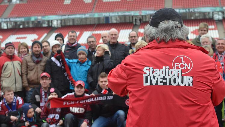Die Besucher der Live-Tour im Nürnberger Stadion genießen die besondere Atmosphäre unmittelbar vor dem Anpiff. Foto: Nikolas Pelke