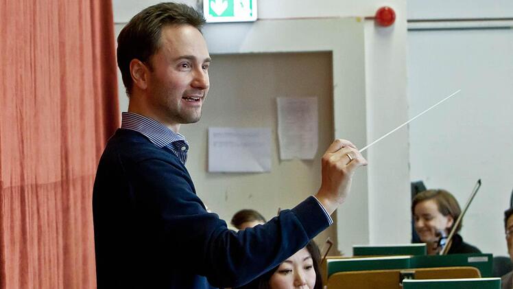 Alexander Merzyn bei der Probenarbeit für das Mitmachkonzert des Landestheaters.Foto: Jochen Berger