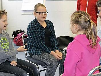 Max Hofmann aus Stadtsteinach und Marie Ruppert von der Hans-Edelmann-Schule stellen zwei Streithähne nach. Ihnen gegenüber sitzen Sebastian Reis und Annika Angermann aus Marktleugast, die versuchen, den Streit zu schlichten. Foto: Katharina Müller-Sanke