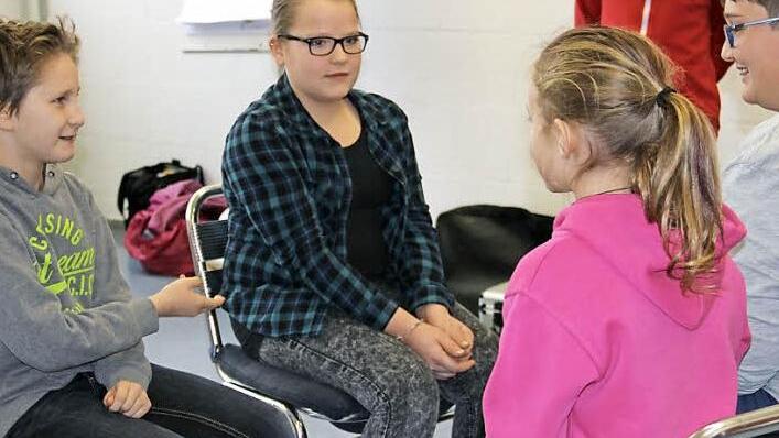 Max Hofmann aus Stadtsteinach und Marie Ruppert von der Hans-Edelmann-Schule stellen zwei Streithähne nach. Ihnen gegenüber sitzen Sebastian Reis und Annika Angermann aus Marktleugast, die versuchen, den Streit zu schlichten. Foto: Katharina Müller-Sanke
