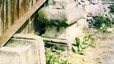 Wie achtlos man mit den Fragmenten der umgestürzten Martern in der Gemeinde Welitsch einst umgegangen war, vermittelt dieses 1973 entstandene Bild.