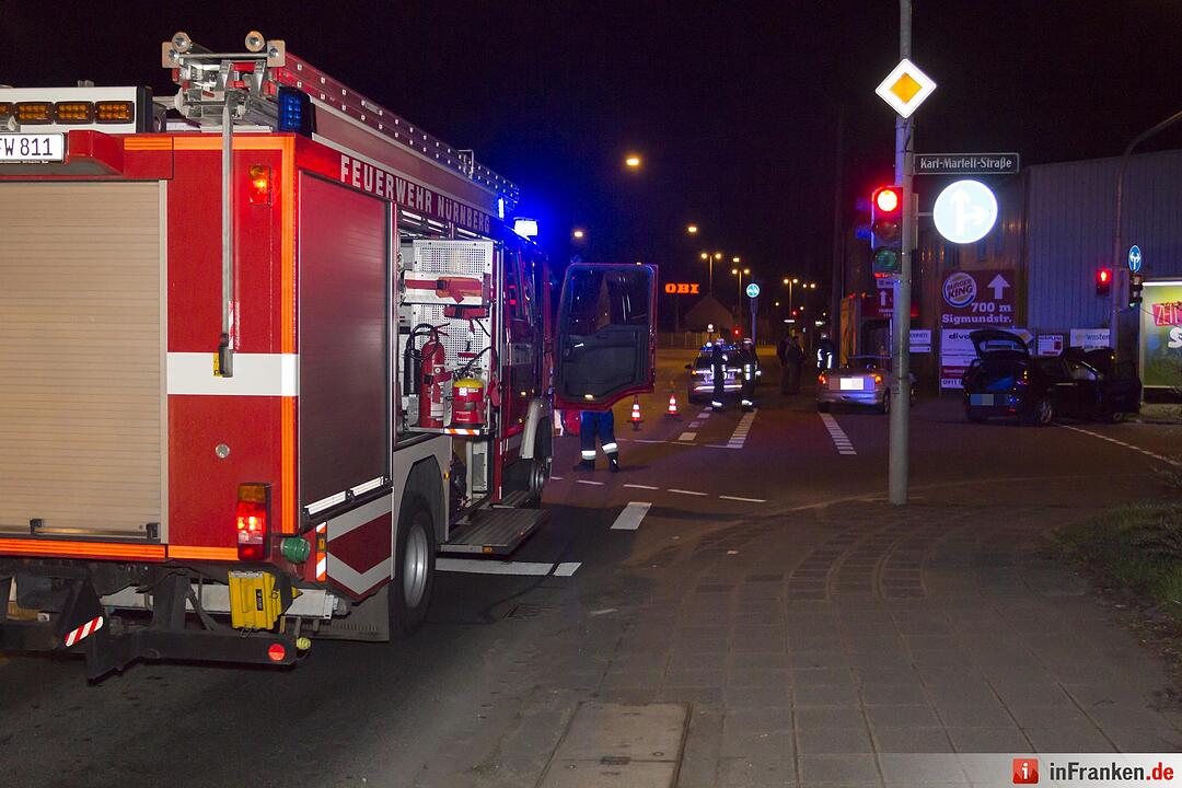 Auto kracht in Nürnberg gegen Ampelmast