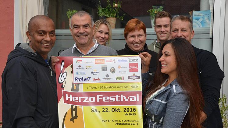 Die Wirte freuen sich auf das Herzofestival am 22. Oktober (von links): Jagath Rideevitage Don (Kandy), Sempatin Hasan und Nina Manzke (Backhaus), Bea Wirth (Ratskeller), Niko Raab (Espressovita) sowie Edlene und Stefan Gauster (Latinos)  Foto: Bernhard Panzer