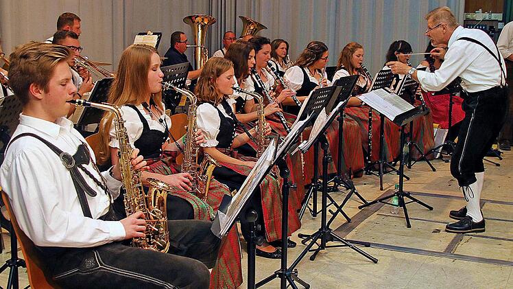 Der Musikverein Maßbach unter der Leitung von Dirigent Karl-Heinz Helmerich (rechts) lud zum Mitsing-Konzert in die Lauertal-Halle ein. Die Gäste sollten nicht nur zuhören, sie durften und sollten auch mitsingen. Foto: Dieter Britz