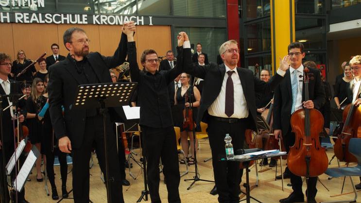 Erleichterung nach der gelungen Uraufführung (v. li.): Burkhart M. Schürmann, Sebastian Paul Rehnert und Guido MürmannNicole Julien-Mann