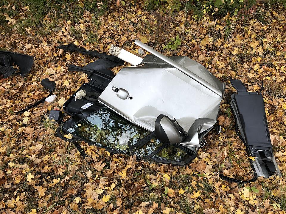 Schwerer Unfall im Kreis Nürnberg: Gegen Baum geprallt und überschlagen