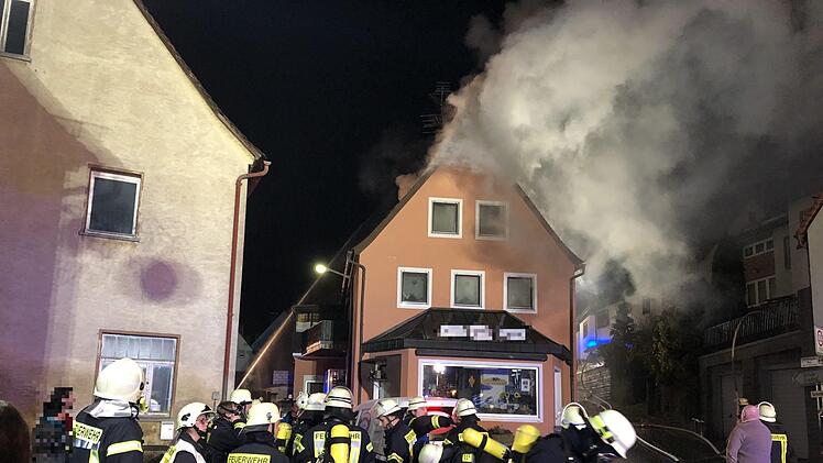 Drei Feuerwehrleute wurden bei dem Brand in Großhaslach leicht verletzt. Foto: News5/Schmelzer