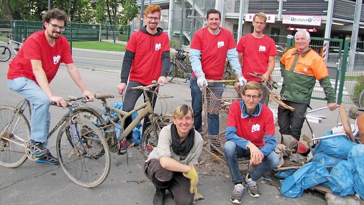 Alte Fahrräder und reichlich sonstigen Müll fischten freiwillige Helfer am Samstag bei 29. Reinigungsaktion aus der Itz (von links): Sascha Greilinger, Oliver Pieschel, Dominik Sauerteig, Stefan Natterer, Wolfgang Weiß. Vorne: Angela Kaluza und Marius Thiel. Foto: Martin Koch