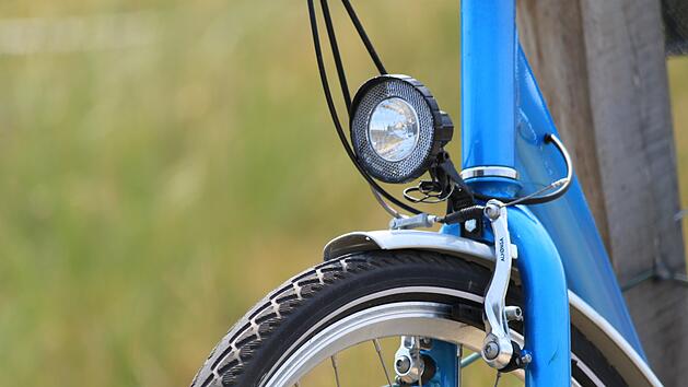 Stiftung Warentest &uuml;berpr&uuml;fte 19 Fahrradlampen, wovon die meisten gut bewertet wurden. Foto: cocoparisienne/pixabay.com.