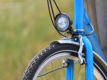 Stiftung Warentest &uuml;berpr&uuml;fte 19 Fahrradlampen, wovon die meisten gut bewertet wurden. Foto: cocoparisienne/pixabay.com.