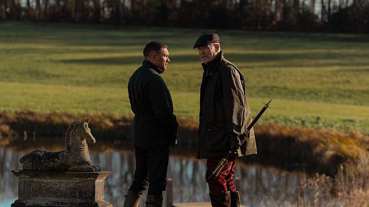 Harry De Souza (Tom Hardy, links) ist die rechte Hand von Gangsterboss Conrad Harrigan (Pierce Brosnan).