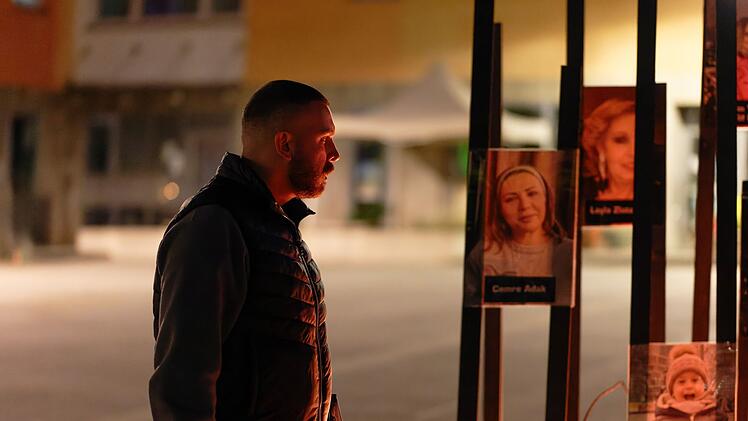Hamza Kulina (Edin Hasanovic) erinnert sich an die Brandkatastrophe vor f&uuml;nf Jahren in seiner Nachbarschaft. Viele Stunden stand dort ein Hochhaus, vor allem bewohnt von armen Leuten, in Flammen.